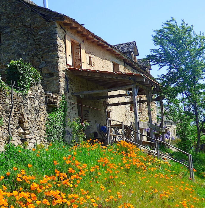 La maison d’hôtes de charme La Vie au Grand Vert faisant face plein sud à la vallée du Viaur
